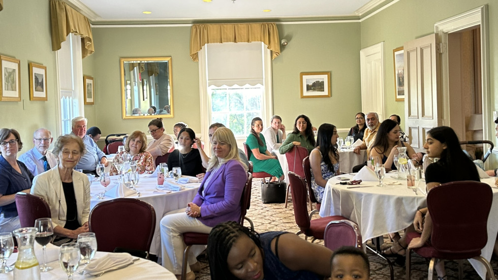 photo of guests dining 